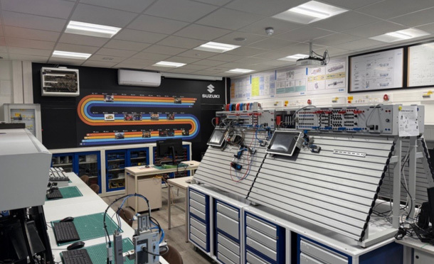 DOJO oktatási centrum modern műhelye munkaállomásokkal és eszközökkel