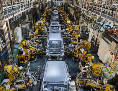 Hegesztő üzem automatizált gyártósora karosszériaelemekkel