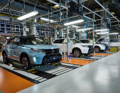 Késztermék-ellenőrzési üzem tesztelési területe járművekkel