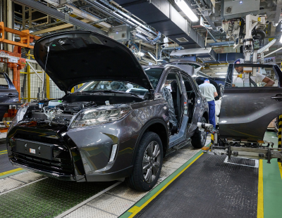 Összeszerelő üzemben gépjárművek gyártósora