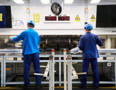 Prés üzemben dolgozó munkások modern gyártósoron